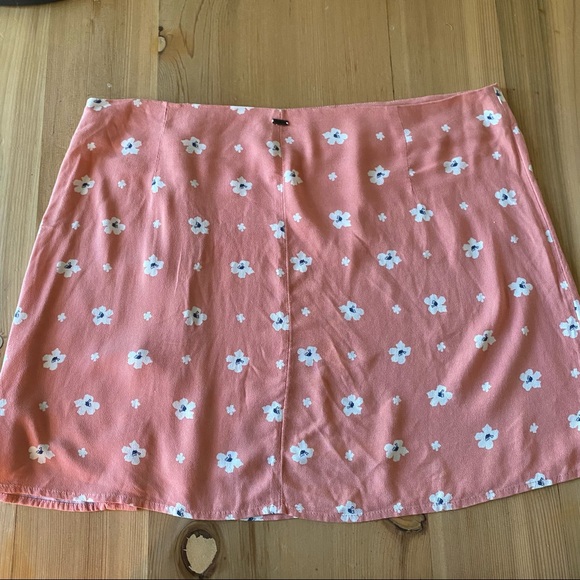 O’Neill • ‘Libby’ Pink Floral Mini Skirt with Buttons - Picture 7 of 10